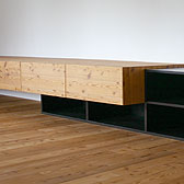 wohnzimmer michael Planung: Tischlerei Kerber  _ Wohnzimmermöbel in Lärche alt, kombiniert mit durchgefärbter MDF schwarz