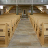 kirche weissenbach Planung: U1 architektur  _ Kirchenbänke Fichte gebürstet und geölt _ Edelholzböden im Altarbereich und beim Taufbecken _ Eisbeere geölt